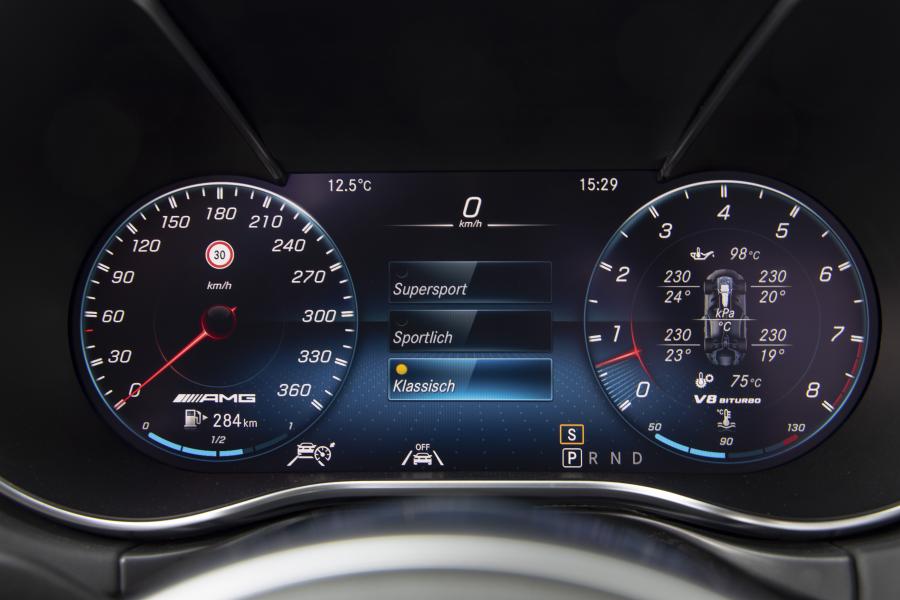 Панель приборов Mercedes-AMG GT S (C190) 2019 года  (WW) (фото 17 из 26)